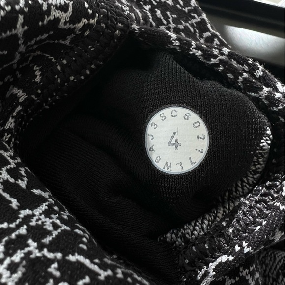 Lululemon Wunder Under Hi-Rise 1/2 Tight 17"
Luon Crackle Jaquard Black pants 4 - Picture 5 of 7